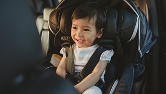 sillitas de coche - niña instalada en su sistema de retención homologado